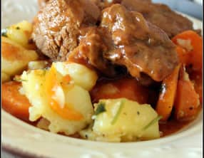 Goulasch de boeuf à la sauge et ses légumes sautés