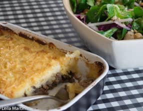 Hachis parmentier au lard d'Alsace et épices, salade de mâche et chou rouge
