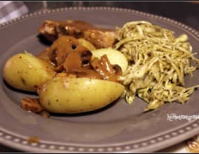 Rôti de porc braisé à la moutarde et chou vert râpé aux épices