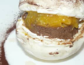 Sphère meringuée, mousse au chocolat et compotée d’oranges au gingembre
