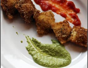Ravioli frits , sauce arrabbiata et pesto verde