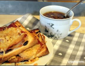Soupe à l'oignon et tartines gratinées