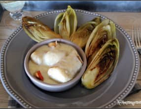 Cassolette de merlu aux Saint Jacques sauce vanille , endives caramélisées au sucre vanillé.