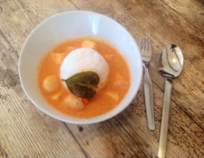 Curry rouge de St Jacques et poisson