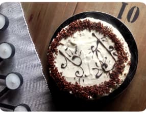 Entremet brownie, éclat chocolat de crêpes dentelles et mousse vanille