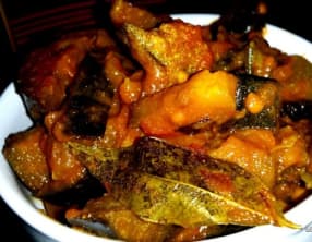 Curry d'aubergines aigre doux à la tomate