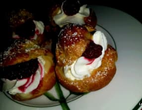 Petits Choux à la crème pâtissière, chantilly et framboises