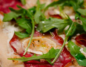 Pizza aux figues, au chèvre et à la viande des grisons