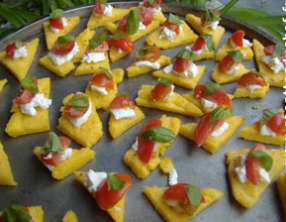 Bouchées de polenta au pesto chèvre et tomates cerises