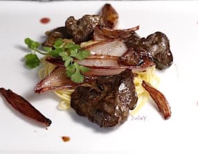 Foies de volaille et échalotes confites au vinaigre de framboise