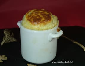 Soufflé aux chanterelles jambon cru et parmesan en mini cocotte
