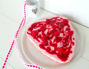 Cheesecake rose sans cuisson aux framboises et biscuits roses de Reims