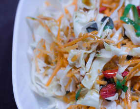 Salade de chou et de carottes aux graines de tournesol et aux baies de goji