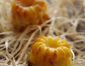 Minis cannelés aux tomates séchées, jambon et basilic