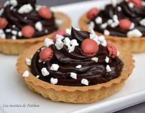 Tartelettes au chocolat noir, crumble de meringue et drops de macarons à la framboise