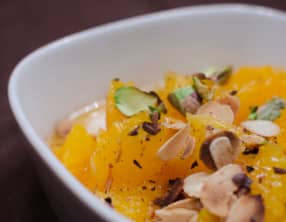Salade d'orange à la vanille et à la cannelle, aux amandes et aux pistaches
