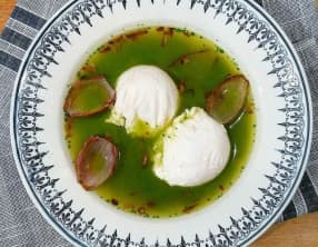 Œufs pochés, nage de courgette au curcuma