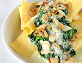 Lasagne crème aux épinards, parmesan et amandes et pignons de pin torréfiées