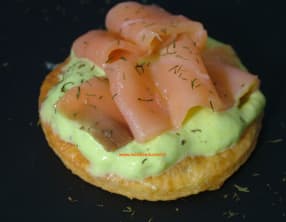 Sablés au parmesan mousse d'asperges et saumon fumé