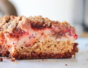 Gâteau vegan au crumble de prunes et sa compote de prunes, pommes et pavot