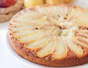 Gâteau vegan renversé aux poires à l'amande