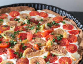 Tarte végétarienne aux figues, fromage de chèvre, poires et tomates cerises