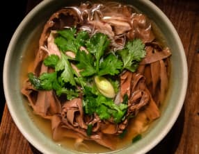 Soupe vietnamienne au bambou et au poulet