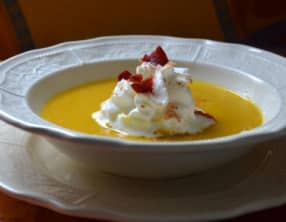 Velouté de carottes, espuma, chips et poudre au jambon de Bayonne