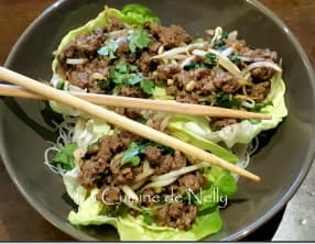 Boeuf haché thaÏ à la coriandre, sur feuilles de laitue et menthe, vermicelle de riz