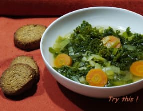 Soupe de kale, sablés au parmesan et sésame