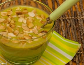 Soupe de brocolis à la ricotta et aux amandes