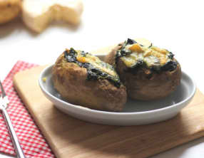 Pommes de terre au four farcies aux épinards et reblochon