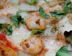 Pizza aux pak choi et aux crevettes à l'ail