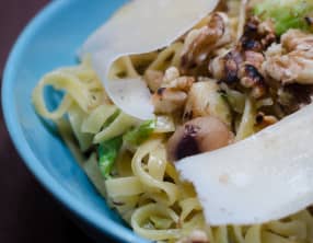 Poêlée de tagliatelles aux marrons, aux choux de Bruxelles et aux noix