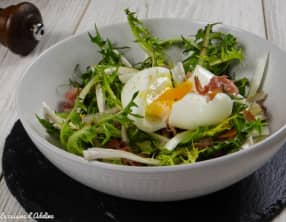 Salade de pissenlits et oeuf mollet