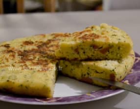 Galette de couscous aux herbes et au salami