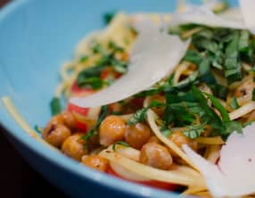 Linguine aux pois chiches, aux tomates cerises et au basilic