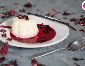 Panna cotta à l'hibiscus et à la vanille accompagnée de coulis à l'hibiscus