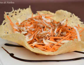 Salade de carottes et chou blanc dans sa corolle de parmesan, vinaigrette au balsamique