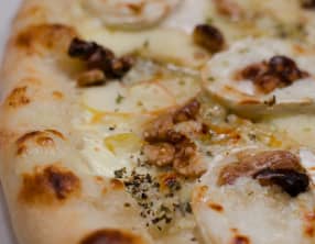 Pizza à la pomme, au chèvre, aux noix et au miel