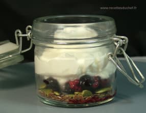 Mousse de yaourt aux fruits rouges sur lit de graines