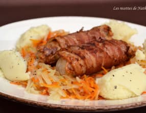 Fausse potée de carottes et chou blanc, saucisses grillées au lard fumé
