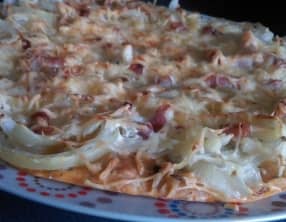 Tarte à l'oignon, pâte brisée à la tomate et aux herbes