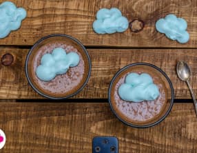 Mousse au chocolat au lait accompagnée de nuages meringués