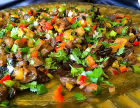 Salade Israelienne d’Aubergine grillées aux Légumes Croquants
