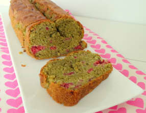 Cake au thé matcha et aux framboises