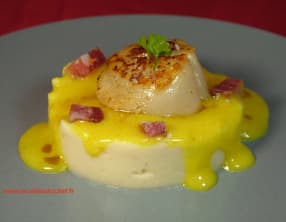 Noix de Saint Jacques au saucisson sauce au curcuma