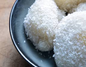 Perles de coco fourées à la mangue