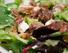 Salade à la feta, aux noix et aux marrons