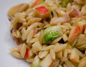 Salade d'orzo aux choux de Bruxelles, au bacon et à la pomme